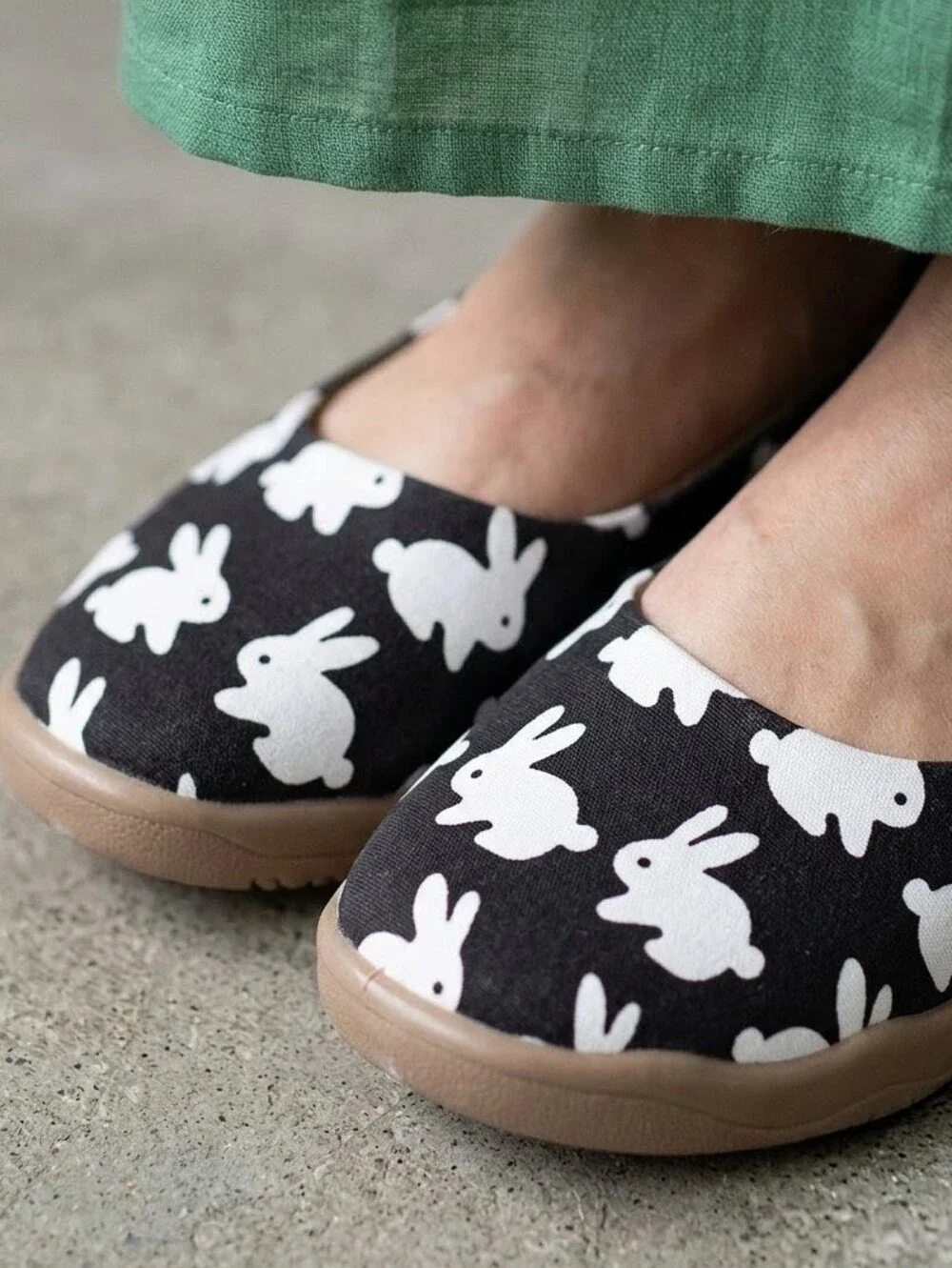 ​Cute Rabbit Bunny Print Slip On Canvas Flat Shoes Black White EU 37 / US 6.5-7